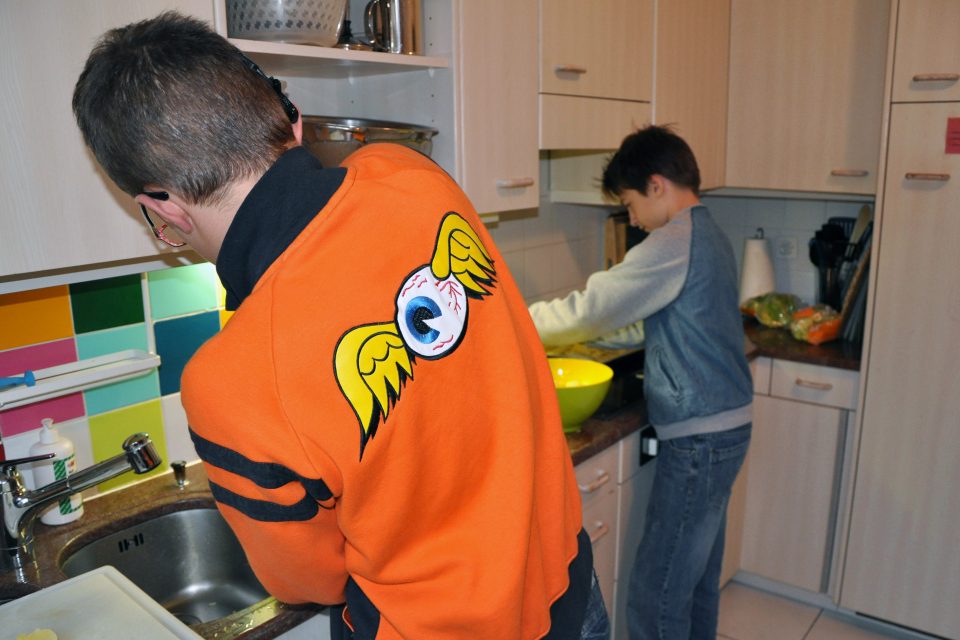 Küchenarbeit in der Wohngruppe